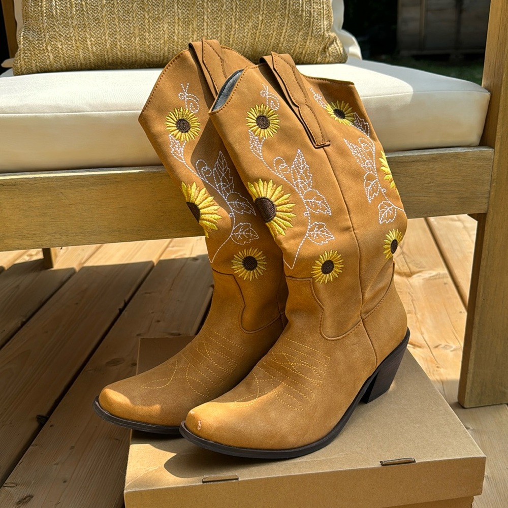 heeled western boots | sunflower embroidery